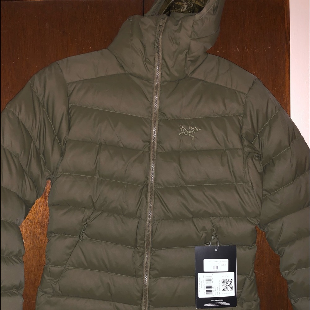 Woman’s arc’teryx thorium ar hooded puffer jacket